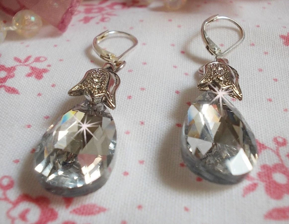BO Maravilhas de Cristal criadas com gotas facetadas e pequenos fechos de rhinestone gravados em relevo