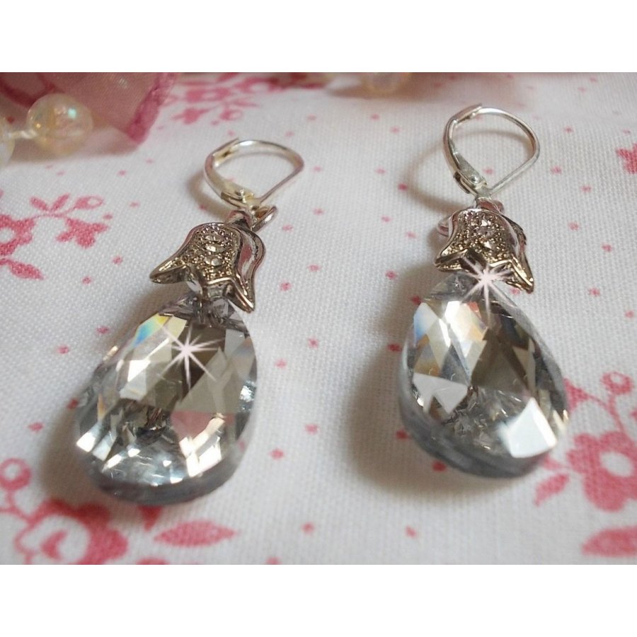 BO Maravilhas de Cristal criadas com gotas facetadas e pequenos fechos de rhinestone gravados em relevo