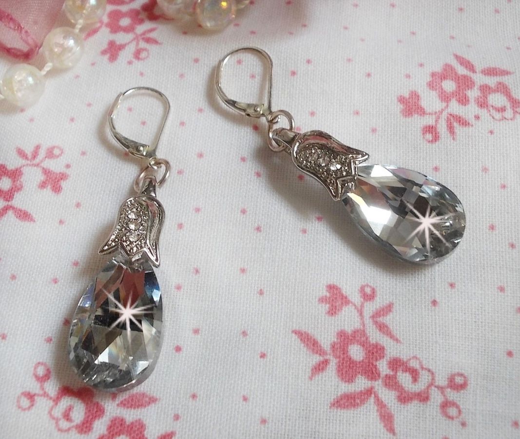 BO Maravilhas de Cristal criadas com gotas facetadas e pequenos fechos de rhinestone gravados em relevo