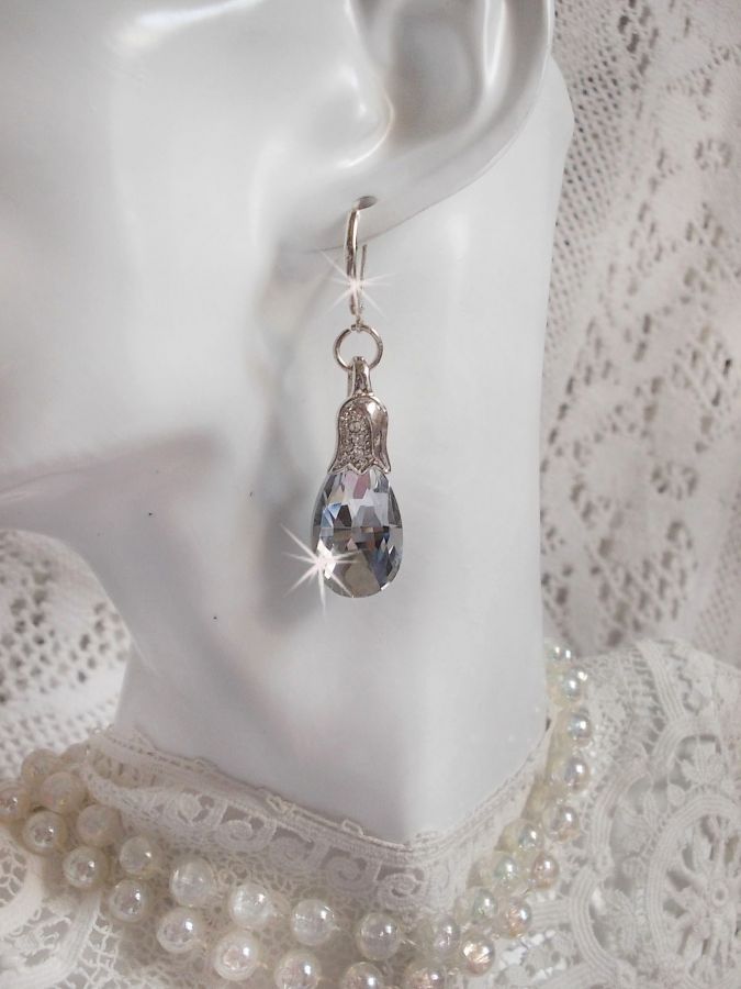 BO Maravilhas de Cristal criadas com gotas facetadas e pequenos fechos de rhinestone gravados em relevo