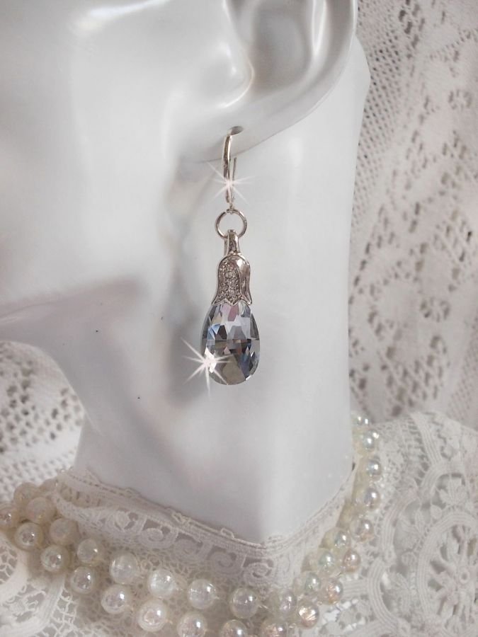 BO Maravilhas de Cristal criadas com gotas facetadas e pequenos fechos de rhinestone gravados em relevo