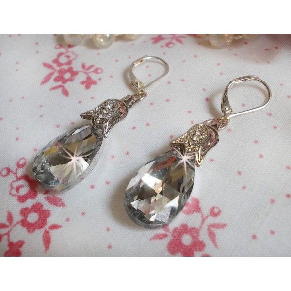 BO Maravilhas de Cristal criadas com gotas facetadas e pequenos fechos de rhinestone gravados em relevo