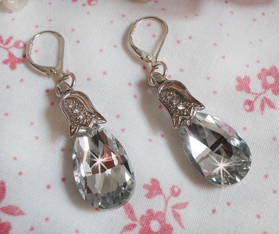 BO Maravilhas de Cristal criadas com gotas facetadas e pequenos fechos de rhinestone gravados em relevo