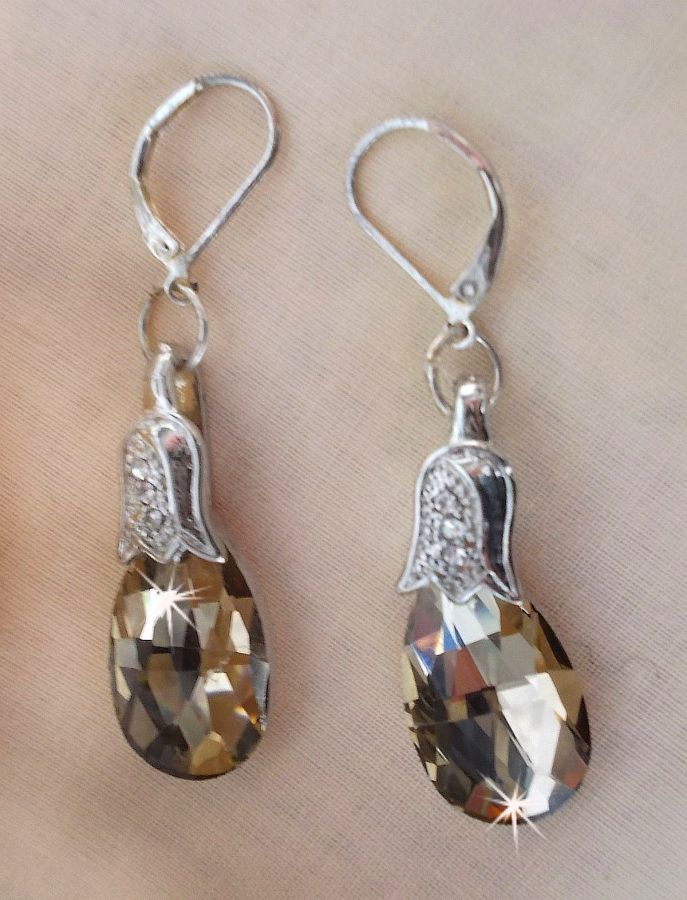 BO Merveilles Champagne criado com pequenos fechos de rhinestone prateado e gotas facetadas planas