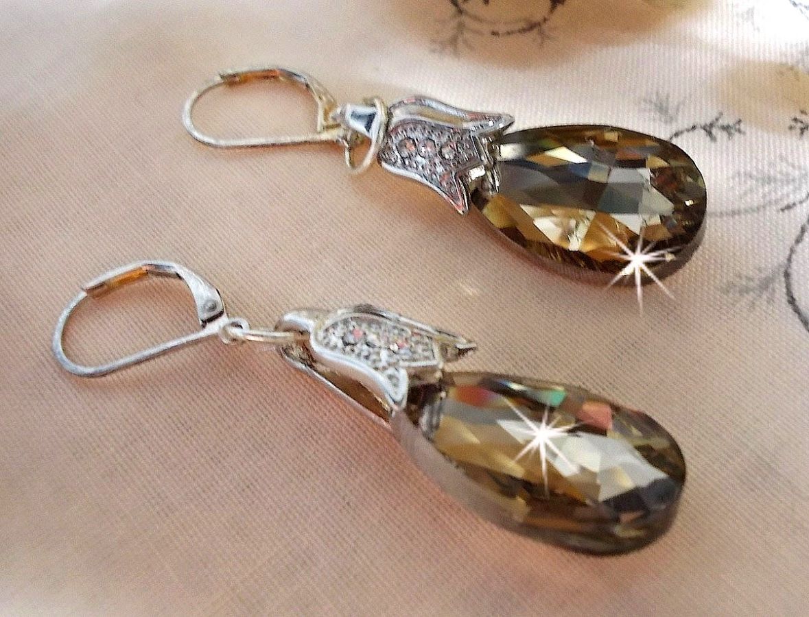 BO Merveilles Champagne criado com pequenos fechos de rhinestone prateado e gotas facetadas planas