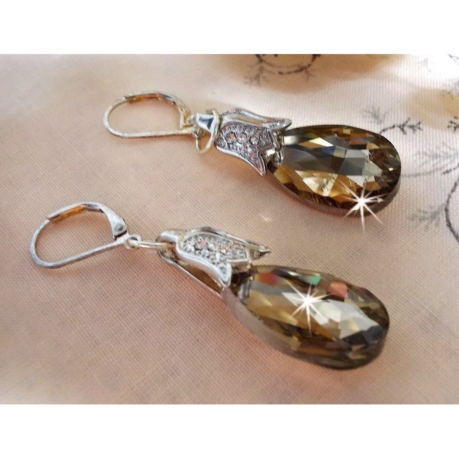 BO Merveilles Champagne criado com pequenos fechos de rhinestone prateado e gotas facetadas planas