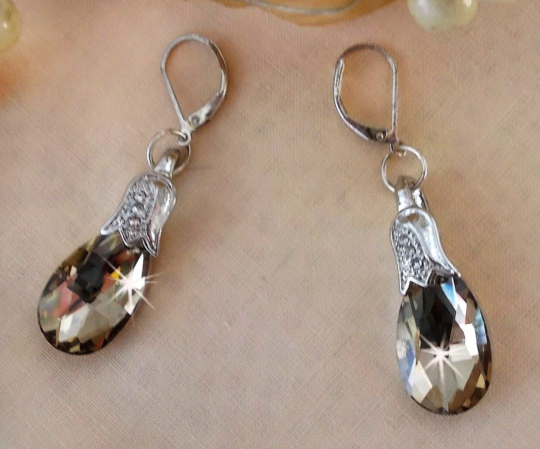 BO Merveilles Champagne criado com pequenos fechos de rhinestone prateado e gotas facetadas planas