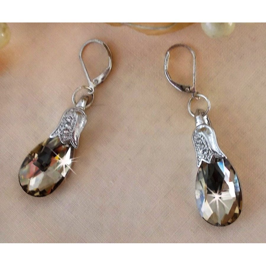 BO Merveilles Champagne criado com pequenos fechos de rhinestone prateado e gotas facetadas planas