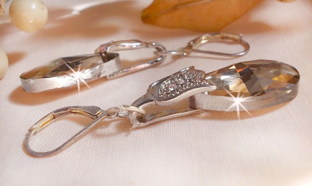 BO Merveilles Champagne criado com pequenos fechos de rhinestone prateado e gotas facetadas planas