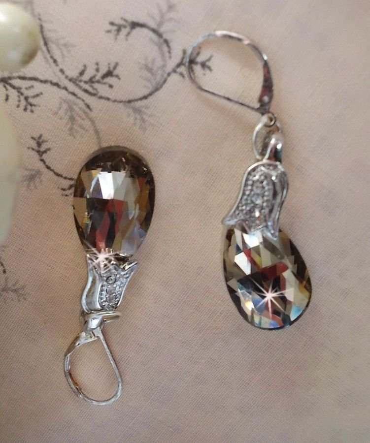 BO Merveilles Champagne criado com pequenos fechos de rhinestone prateado e gotas facetadas planas