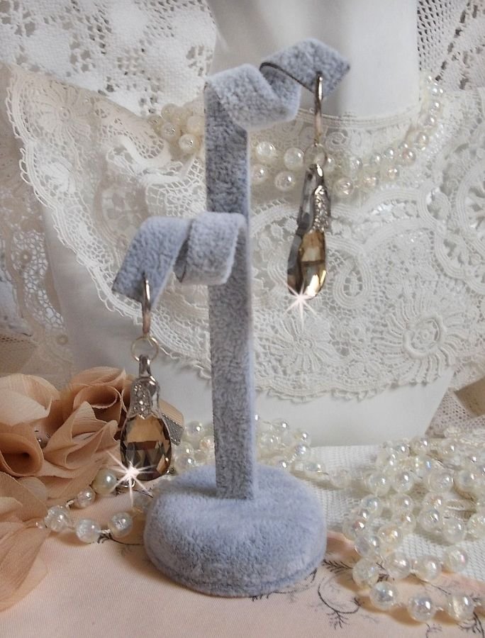 BO Merveilles Champagne criado com pequenos fechos de rhinestone prateado e gotas facetadas planas