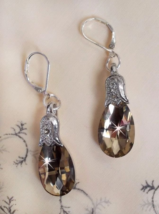 BO Merveilles Champagne criado com pequenos fechos de rhinestone prateado e gotas facetadas planas