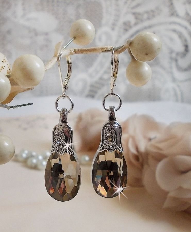 BO Merveilles Champagne criado com pequenos fechos de rhinestone prateado e gotas facetadas planas