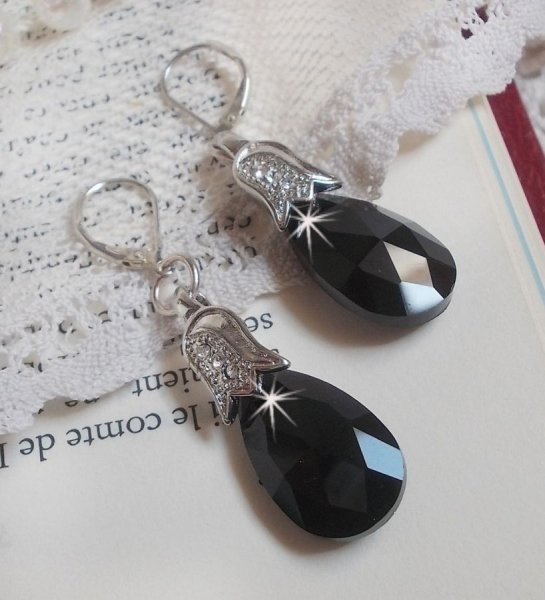 BO Merveilles Jet criado com pequenos strass de prata e gotas facetadas