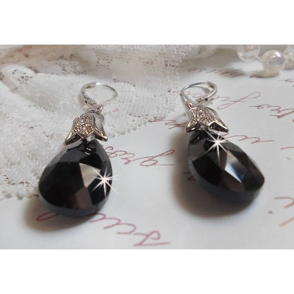 BO Merveilles Jet criado com pequenos strass de prata e gotas facetadas