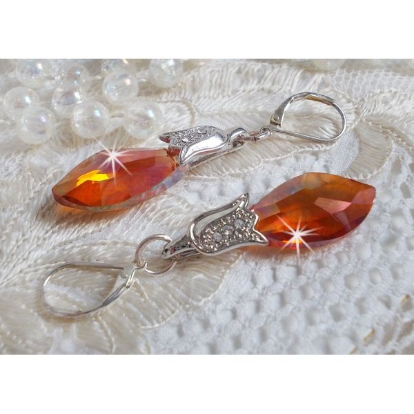 BO Merveilles Red Topaz avec des gouttes facett&eacute;es et des b&eacute;li&egrave;res gaufr&eacute;es de petit strass