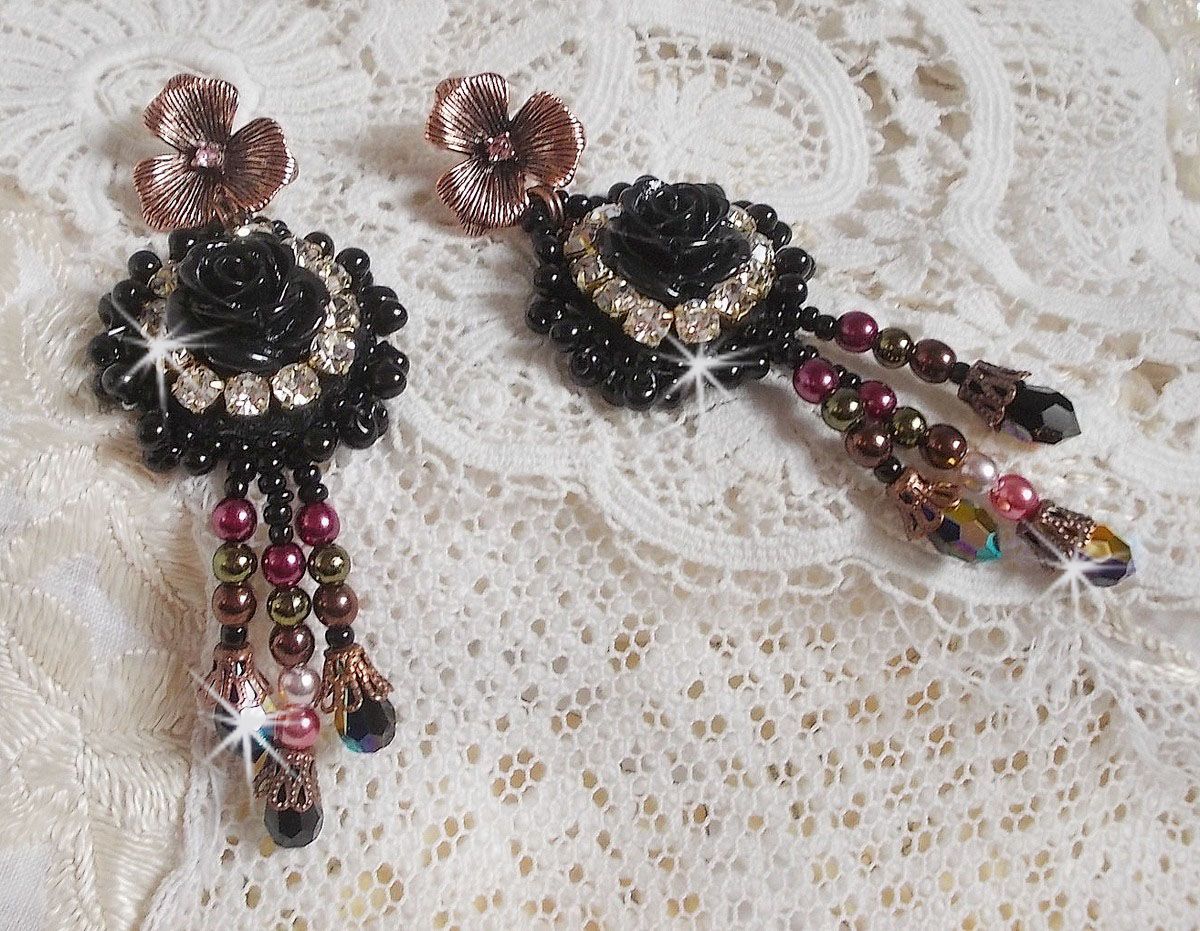 BO Midnight Daisy bordada com contas de pérolas, cristais Swarovski, contas de cristais de prata e contas de sementes Miyuki