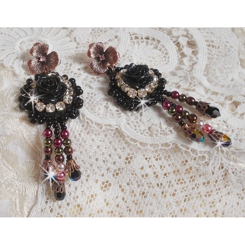BO Midnight Daisy bordada com contas de pérolas, cristais Swarovski, contas de cristais de prata e contas de sementes Miyuki
