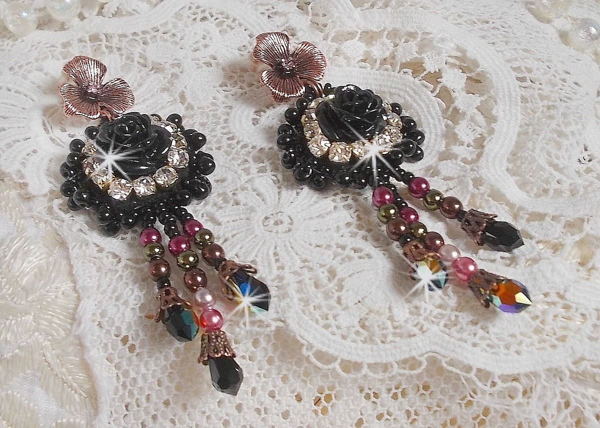 BO Midnight Daisy bordada com contas de pérolas, cristais Swarovski, contas de cristais de prata e contas de sementes Miyuki