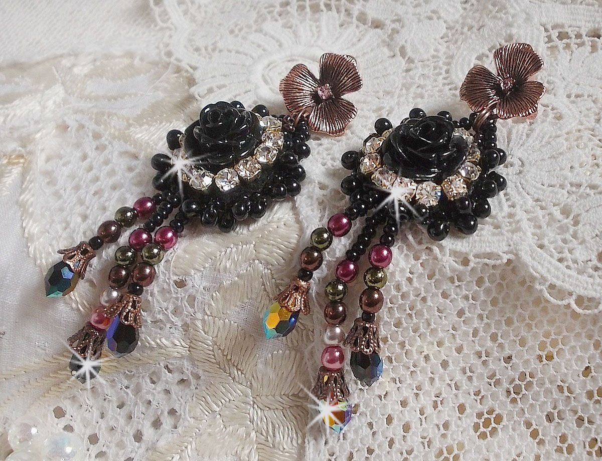 BO Midnight Daisy bordada com contas de pérolas, cristais Swarovski, contas de cristais de prata e contas de sementes Miyuki