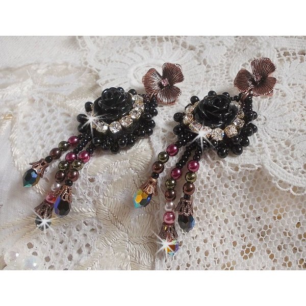 BO Midnight Daisy bordada com contas de p&eacute;rolas, cristais Swarovski, contas de cristais de prata e contas de sementes Miyuki