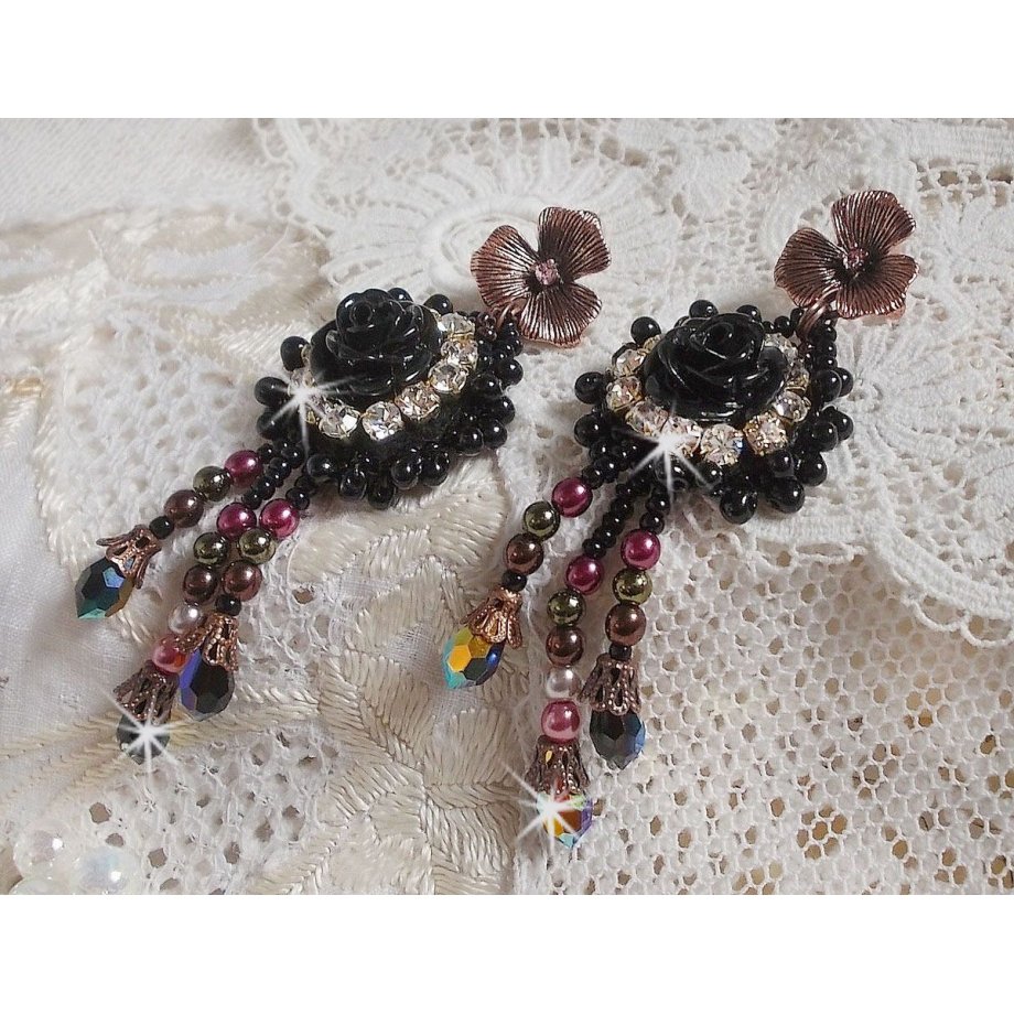 BO Midnight Daisy bordada com contas de pérolas, cristais Swarovski, contas de cristais de prata e contas de sementes Miyuki