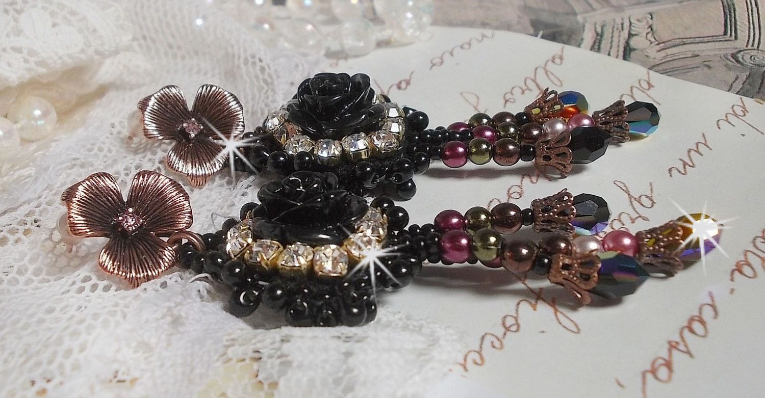 BO Midnight Daisy bordada com contas de pérolas, cristais Swarovski, contas de cristais de prata e contas de sementes Miyuki