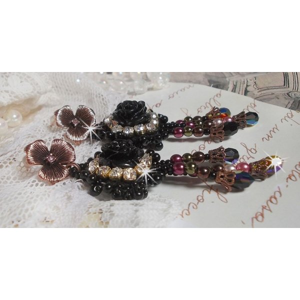 BO Midnight Daisy bordada com contas de pérolas, cristais Swarovski, contas de cristais de prata e contas de sementes Miyuki