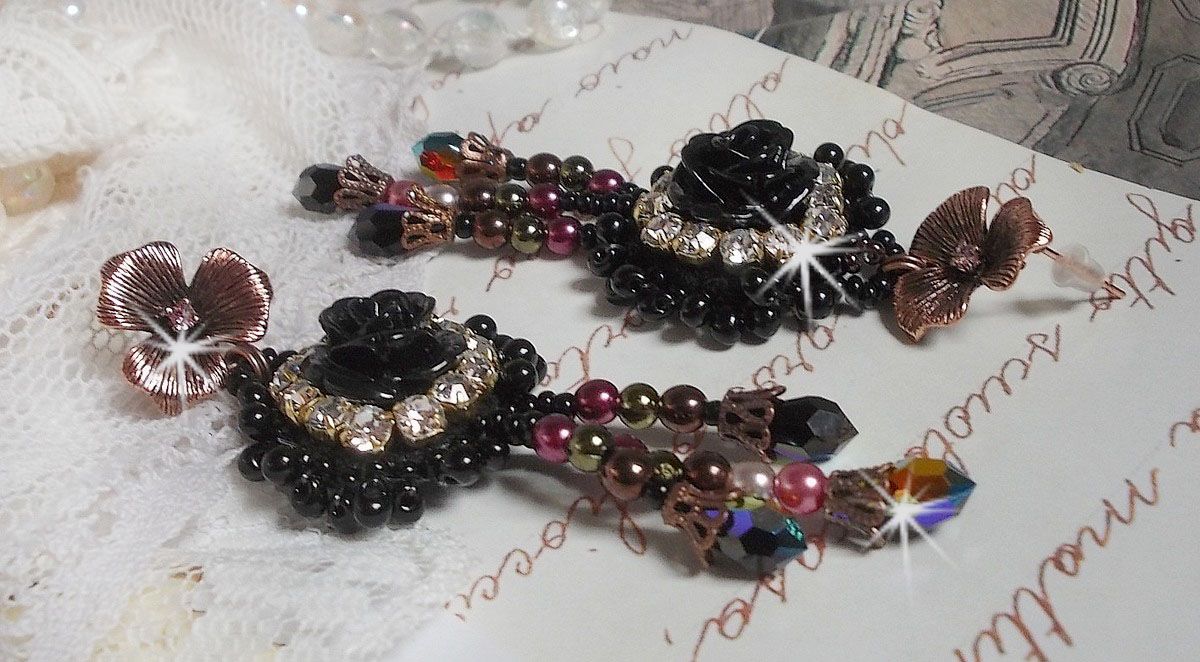 BO Midnight Daisy bordada com contas de pérolas, cristais Swarovski, contas de cristais de prata e contas de sementes Miyuki
