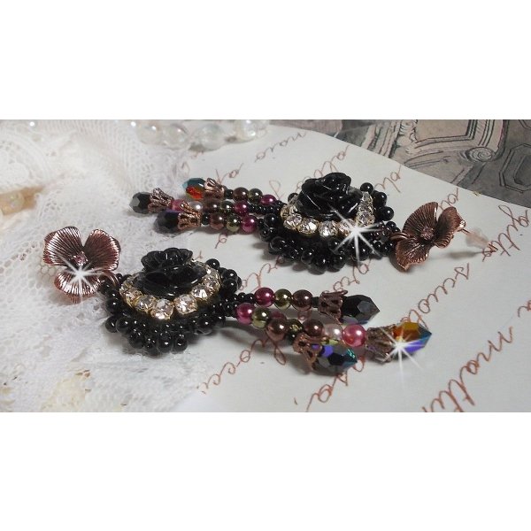 BO Midnight Daisy bordada com contas de pérolas, cristais Swarovski, contas de cristais de prata e contas de sementes Miyuki