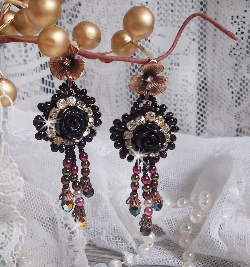 BO Midnight Daisy bordada com contas de pérolas, cristais Swarovski, contas de cristais de prata e contas de sementes Miyuki
