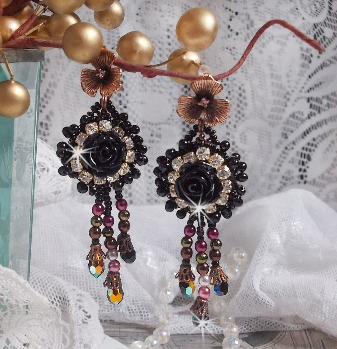 BO Midnight Daisy bordada com contas de pérolas, cristais Swarovski, contas de cristais de prata e contas de sementes Miyuki