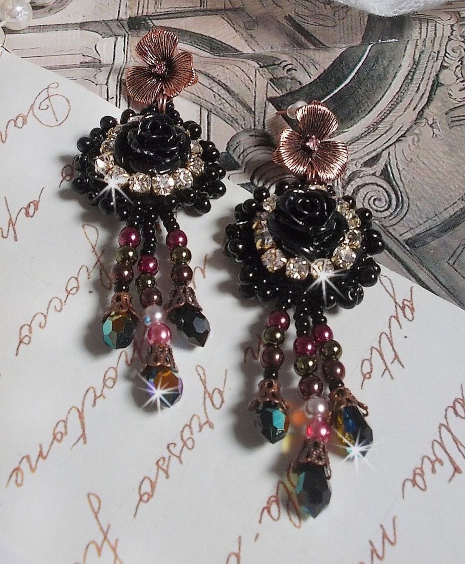 BO Midnight Daisy bordada com contas de pérolas, cristais Swarovski, contas de cristais de prata e contas de sementes Miyuki