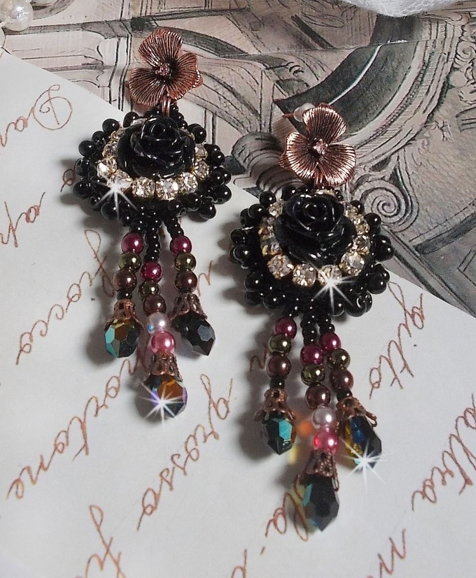 BO Midnight Daisy bordada com contas de pérolas, cristais Swarovski, contas de cristais de prata e contas de sementes Miyuki