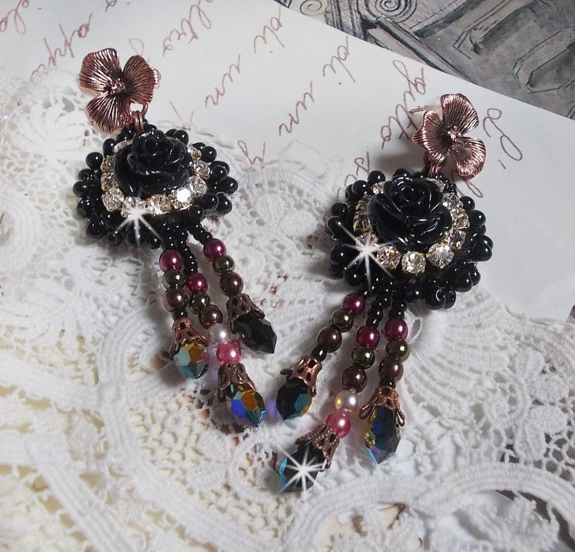 BO Midnight Daisy bordada com contas de pérolas, cristais Swarovski, contas de cristais de prata e contas de sementes Miyuki