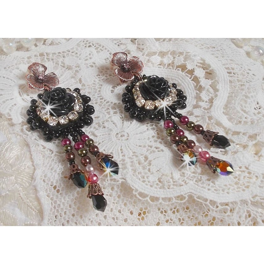 BO Midnight Daisy bordada com contas de pérolas, cristais Swarovski, contas de cristais de prata e contas de sementes Miyuki