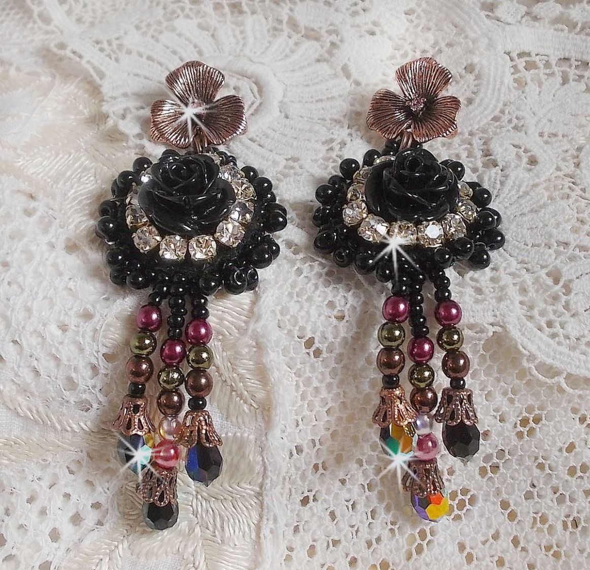 BO Midnight Daisy bordada com contas de pérolas, cristais Swarovski, contas de cristais de prata e contas de sementes Miyuki