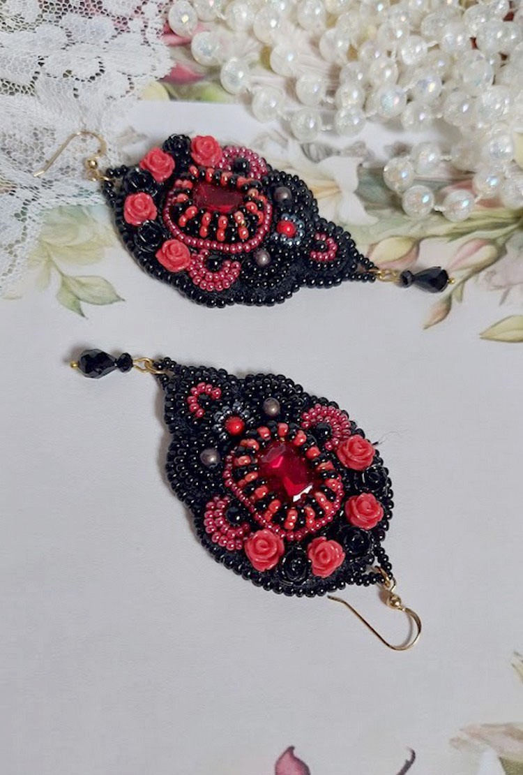 BO Meia-noite em Paris bordado com cristais Swarovski, rosas de resina vermelha, contas de pérolas, contas de sementes e ganchos de ouvido de 14 quilates cheios de ouro
