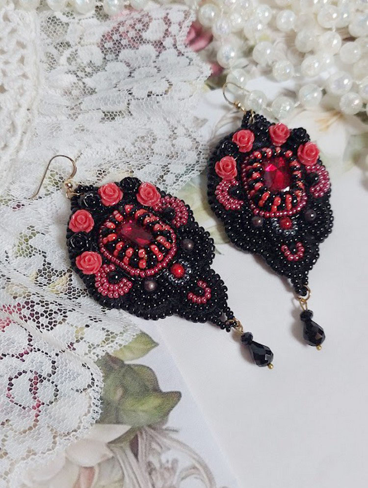 BO Meia-noite em Paris bordado com cristais Swarovski, rosas de resina vermelha, contas de pérolas, contas de sementes e ganchos de ouvido de 14 quilates cheios de ouro