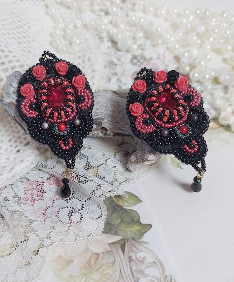 BO Meia-noite em Paris bordado com cristais Swarovski, rosas de resina vermelha, contas de pérolas, contas de sementes e ganchos de ouvido de 14 quilates cheios de ouro