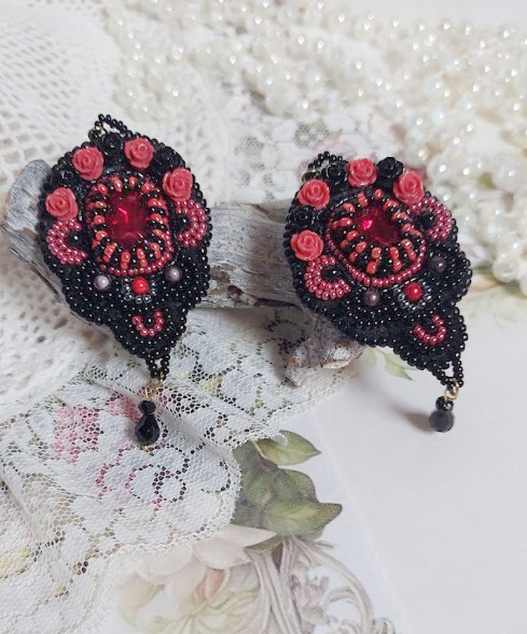 BO Meia-noite em Paris bordado com cristais Swarovski, rosas de resina vermelha, contas de pérolas, contas de sementes e ganchos de ouvido de 14 quilates cheios de ouro