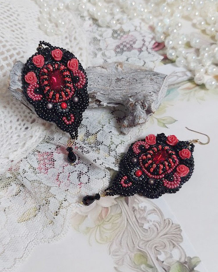 BO Meia-noite em Paris bordado com cristais Swarovski, rosas de resina vermelha, contas de pérolas, contas de sementes e ganchos de ouvido de 14 quilates cheios de ouro