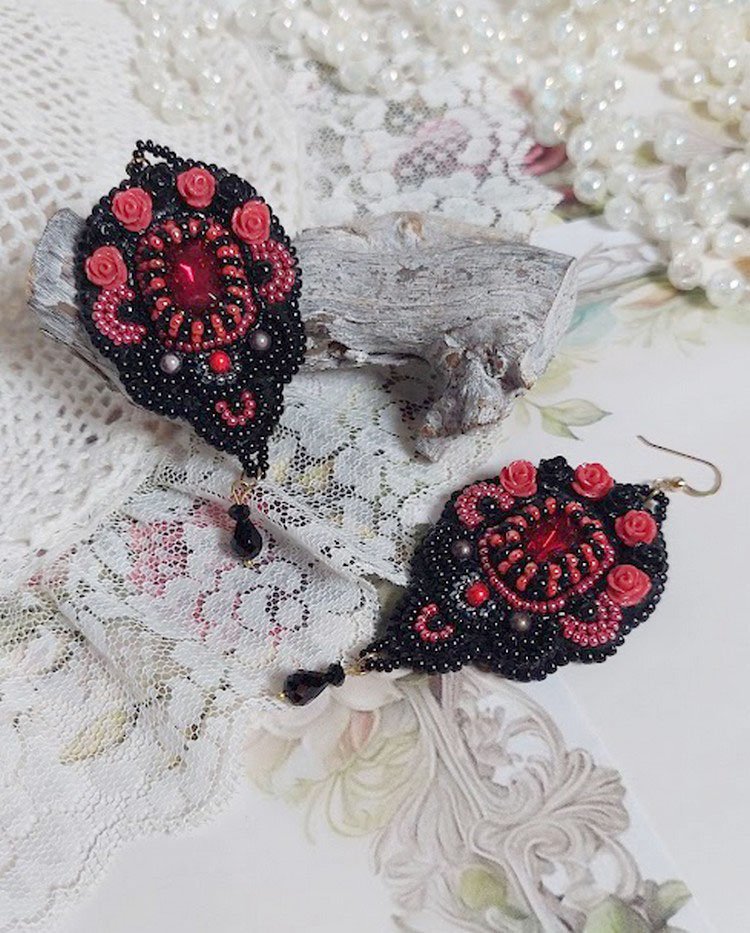 BO Meia-noite em Paris bordado com cristais Swarovski, rosas de resina vermelha, contas de pérolas, contas de sementes e ganchos de ouvido de 14 quilates cheios de ouro