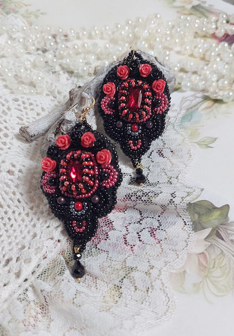 BO Meia-noite em Paris bordado com cristais Swarovski, rosas de resina vermelha, contas de pérolas, contas de sementes e ganchos de ouvido de 14 quilates cheios de ouro