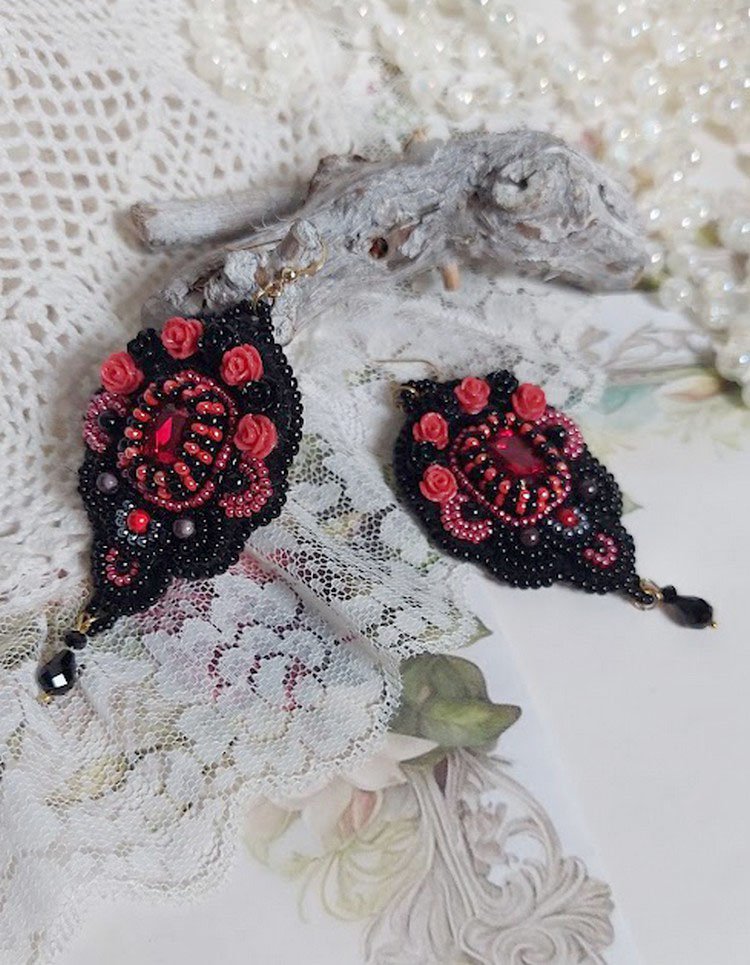 BO Meia-noite em Paris bordado com cristais Swarovski, rosas de resina vermelha, contas de pérolas, contas de sementes e ganchos de ouvido de 14 quilates cheios de ouro