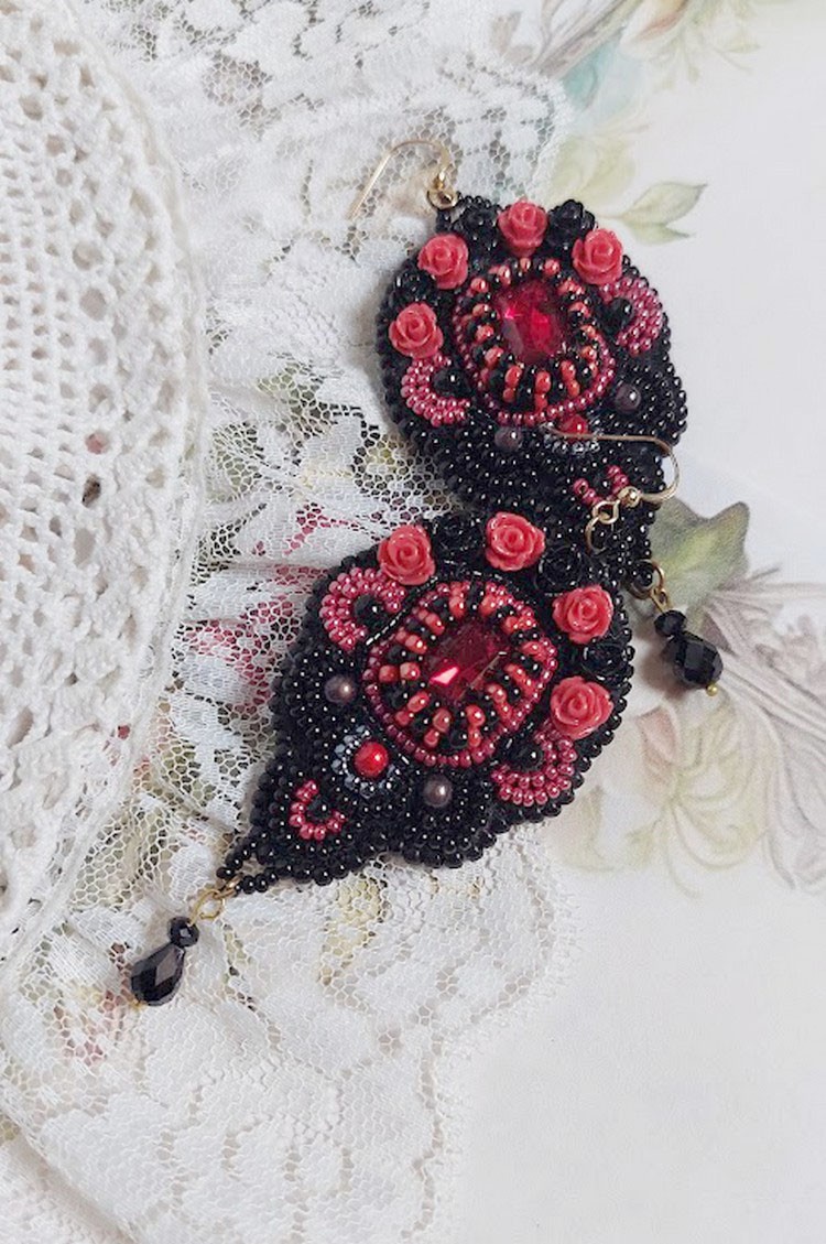 BO Meia-noite em Paris bordado com cristais Swarovski, rosas de resina vermelha, contas de pérolas, contas de sementes e ganchos de ouvido de 14 quilates cheios de ouro
