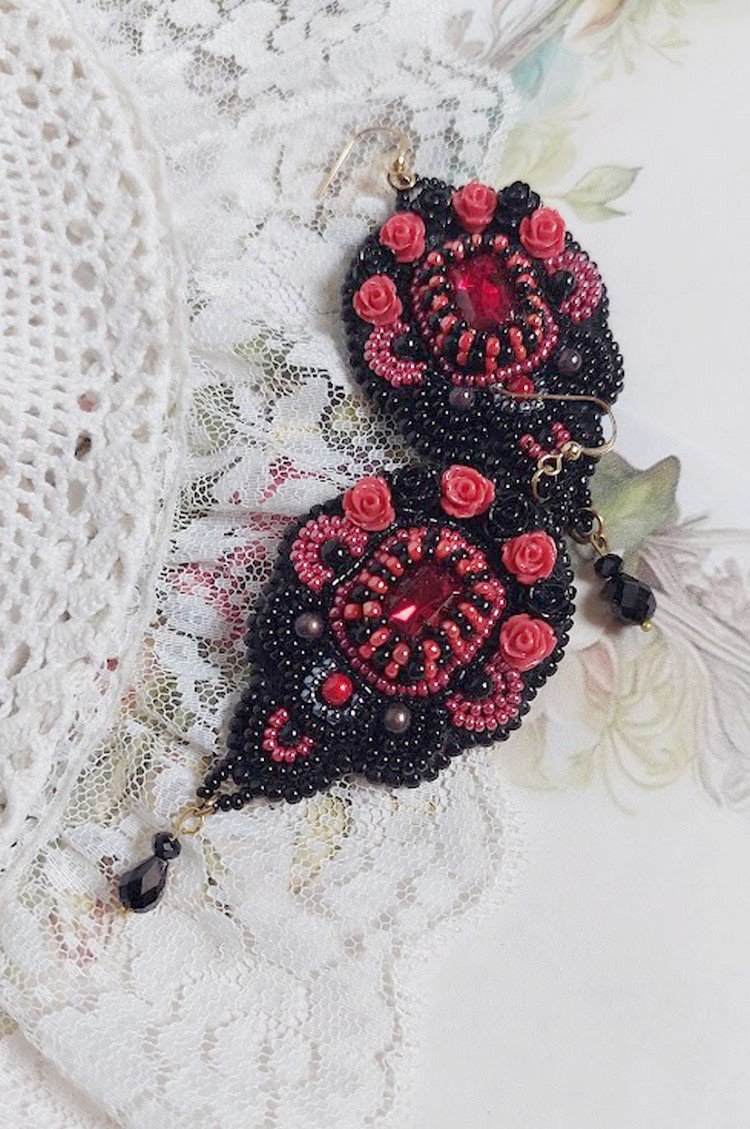BO Meia-noite em Paris bordado com cristais Swarovski, rosas de resina vermelha, contas de pérolas, contas de sementes e ganchos de ouvido de 14 quilates cheios de ouro