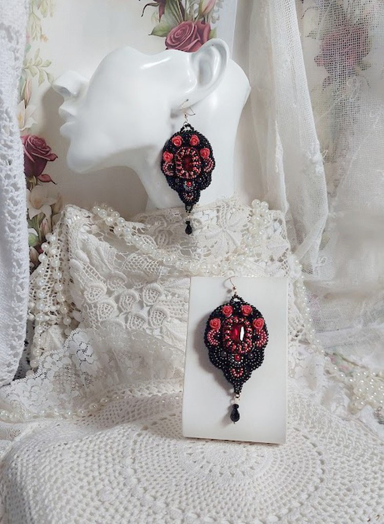 BO Meia-noite em Paris bordado com cristais Swarovski, rosas de resina vermelha, contas de pérolas, contas de sementes e ganchos de ouvido de 14 quilates cheios de ouro
