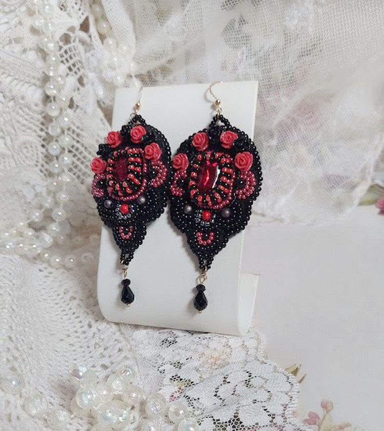 BO Meia-noite em Paris bordado com cristais Swarovski, rosas de resina vermelha, contas de pérolas, contas de sementes e ganchos de ouvido de 14 quilates cheios de ouro