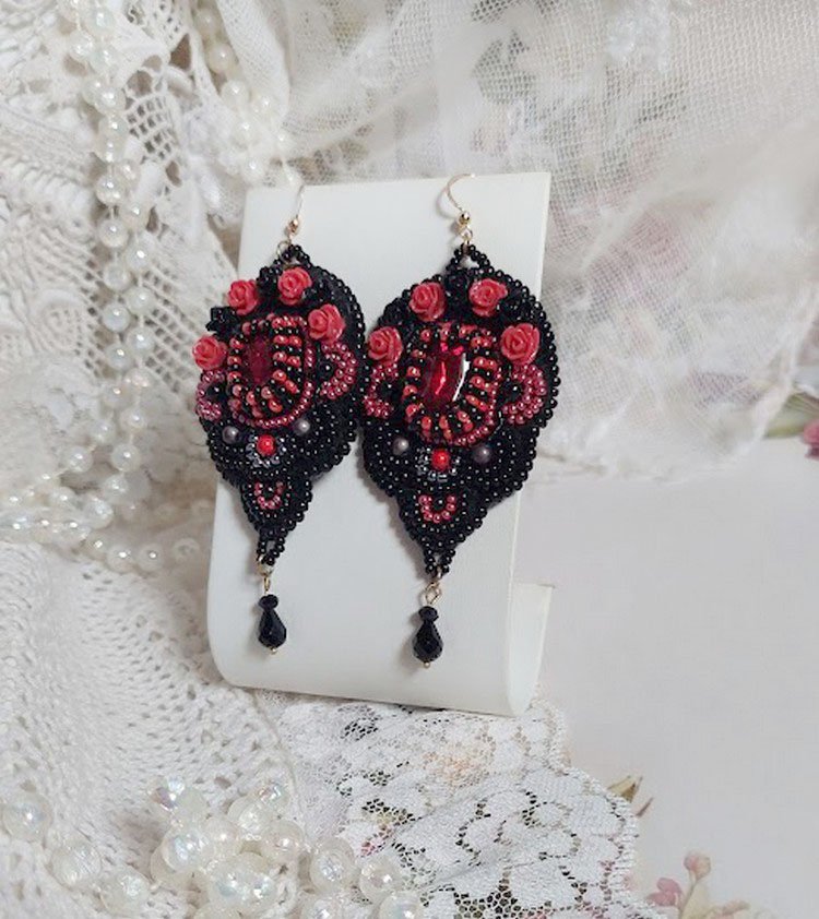 BO Meia-noite em Paris bordado com cristais Swarovski, rosas de resina vermelha, contas de pérolas, contas de sementes e ganchos de ouvido de 14 quilates cheios de ouro